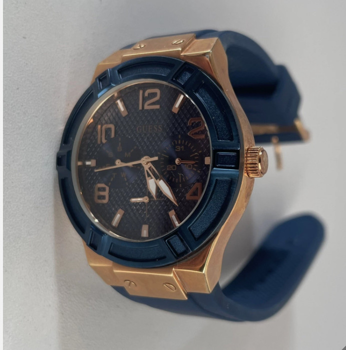 Guess Jet Setter W0571L1 women’s watch with a rose gold-tone case