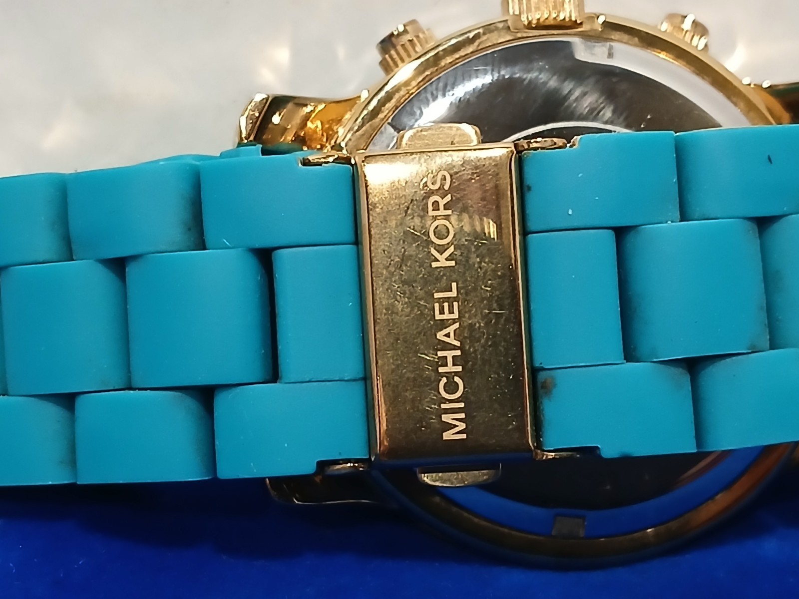 Michael Kors Blue Band Gold Tone Wrist Watch Rubber Metal MK 5266
