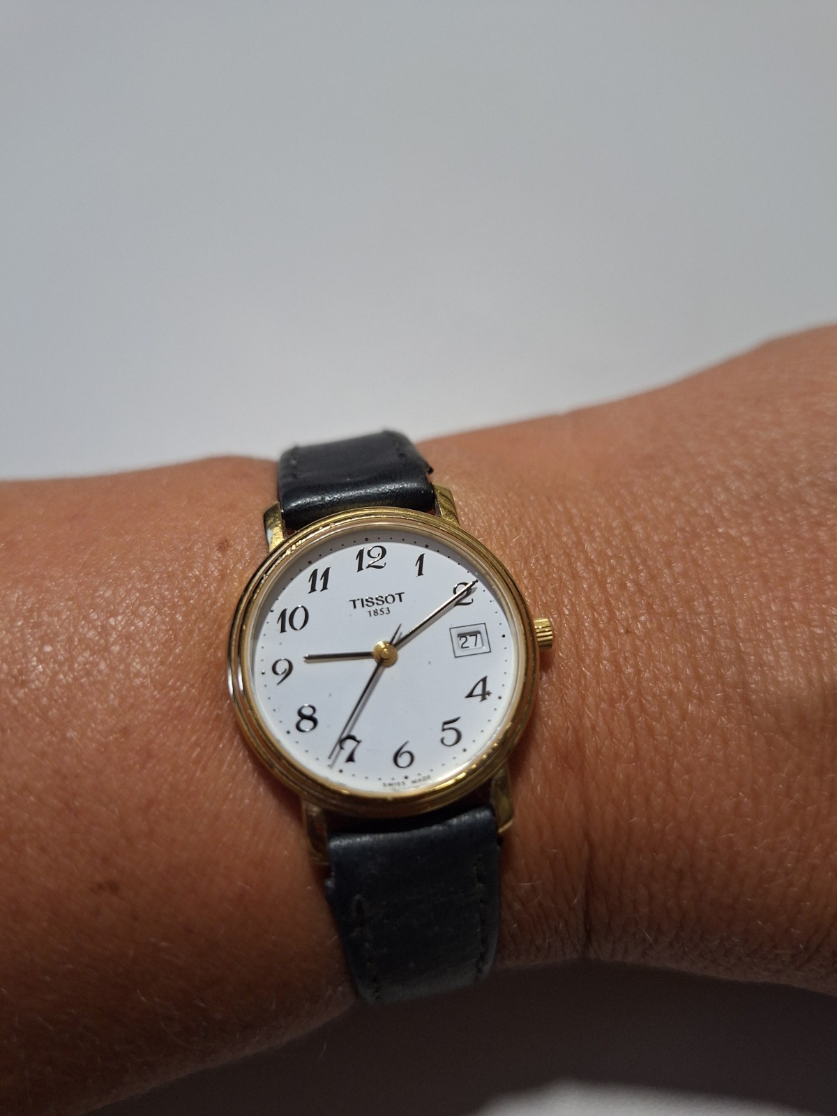 Vintage Ladies Tissot 1853 T830/930 Quartz White Dial Gold Case Watch