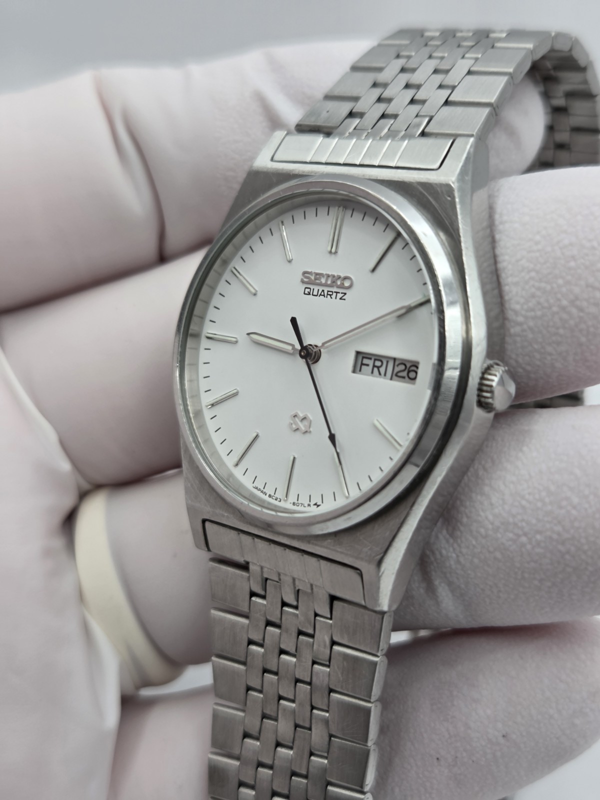Vintage 1985 Seiko 8c23-6040 Quartz Watch NewCrystal and Battery White Dial 33mm