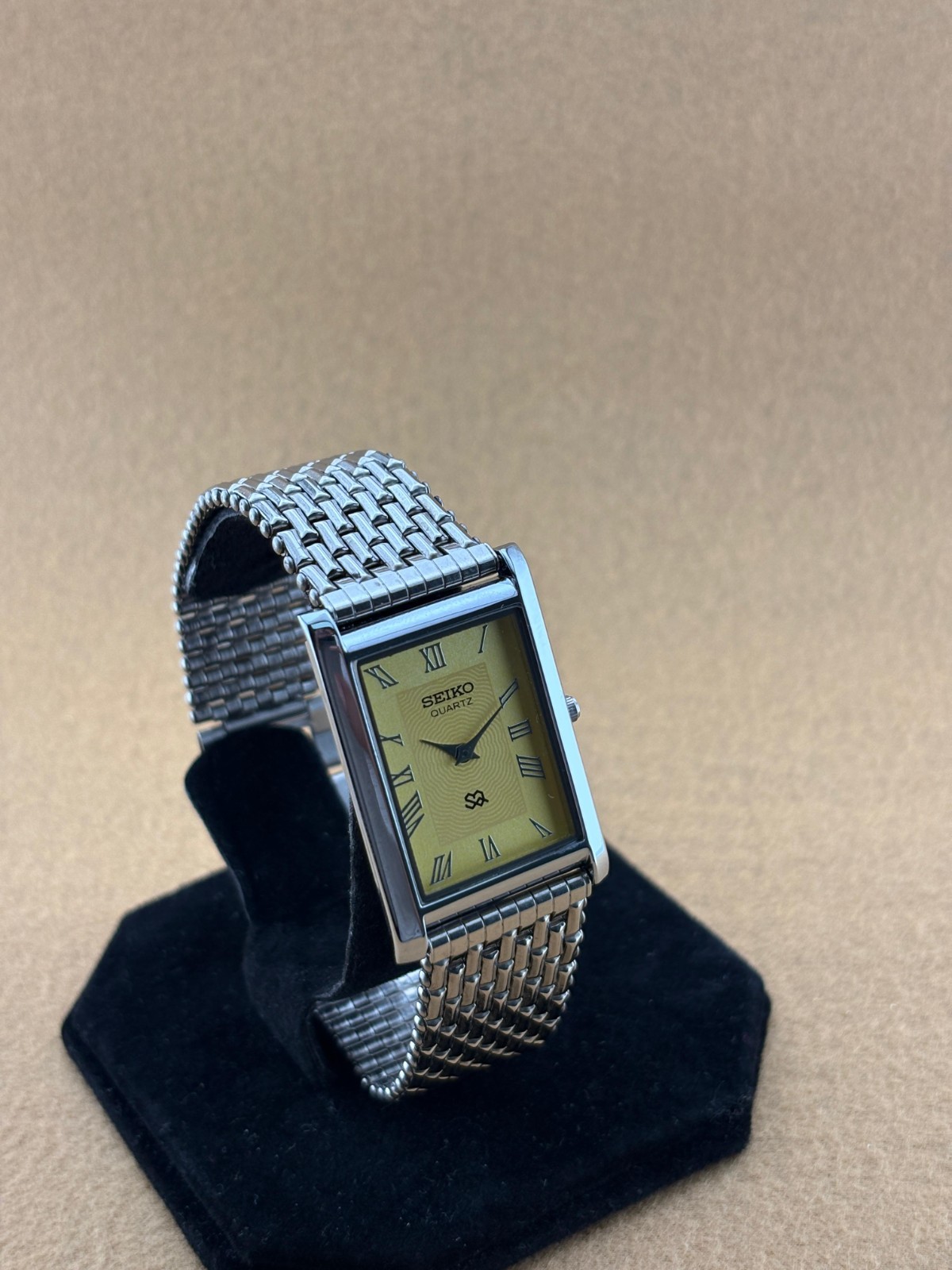RARE YELLOW SILVER Vintage Seiko Slim Quartz Men’s Wristwatch