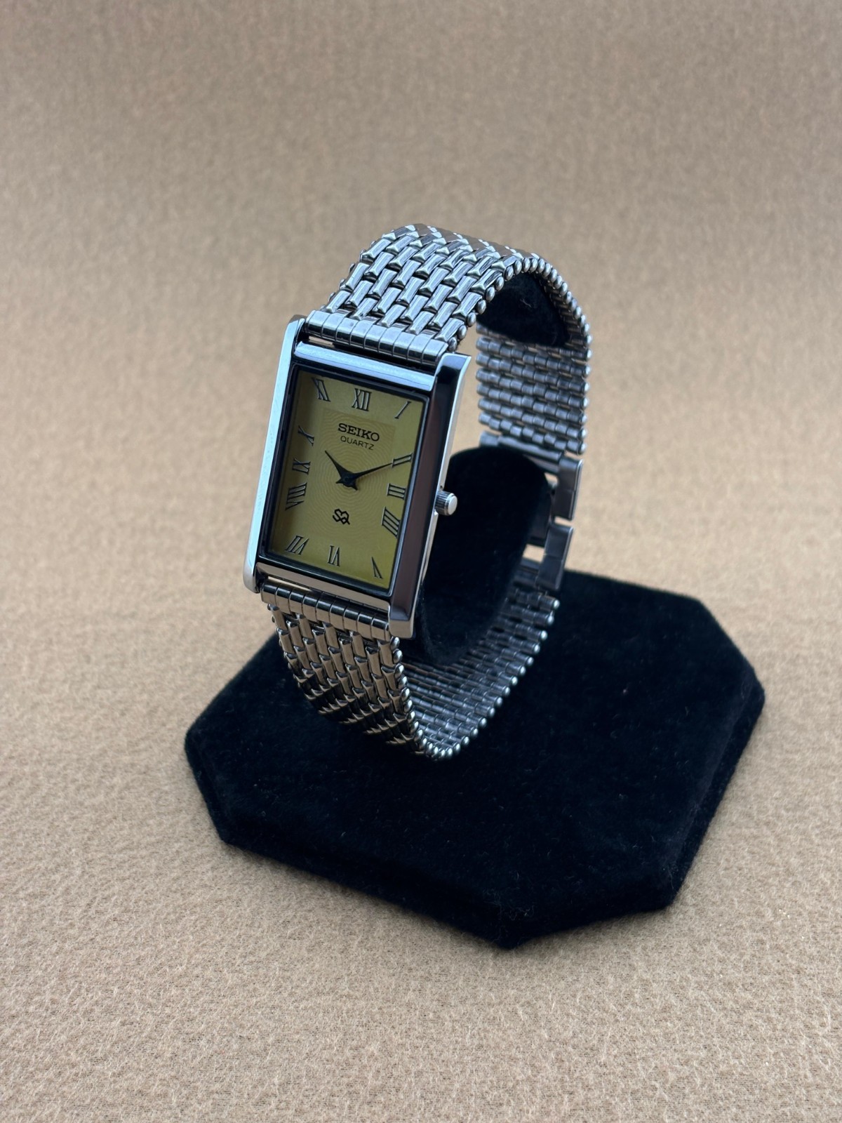 RARE YELLOW SILVER Vintage Seiko Slim Quartz Men’s Wristwatch