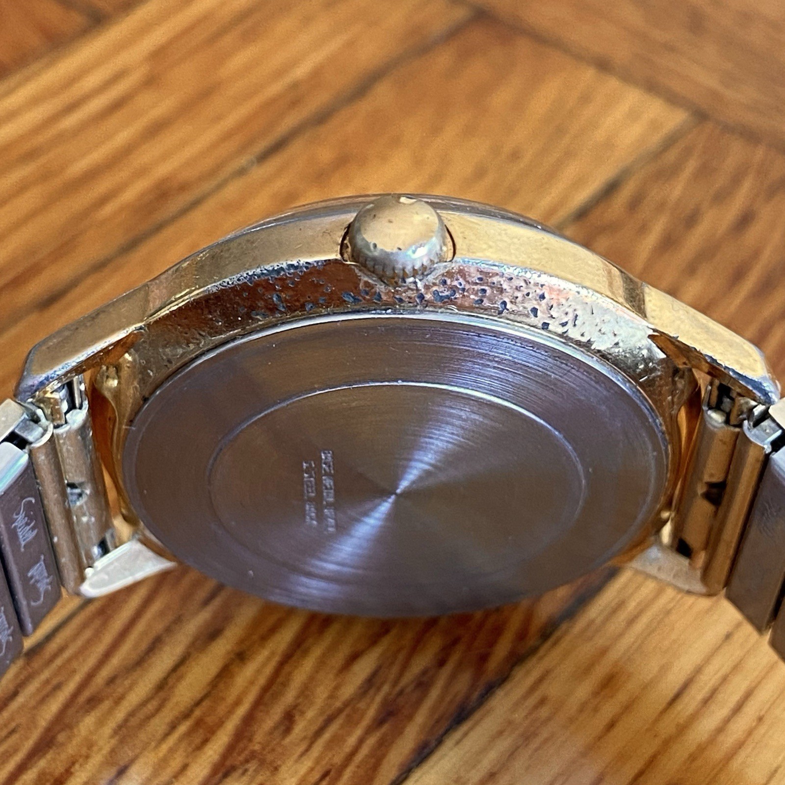 1976 Timex Mercury Day/Date Men’s 35mm Vintage Mechanical Watch Gold Tone