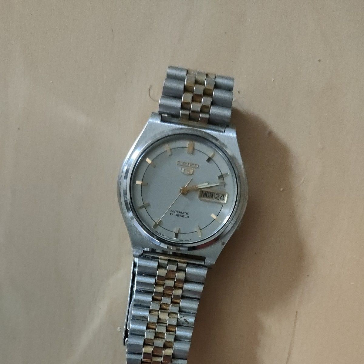 SEIKO 5 Seiko 5 Automatic 17 Jewels Day Date Men s Watch Silver Gold
