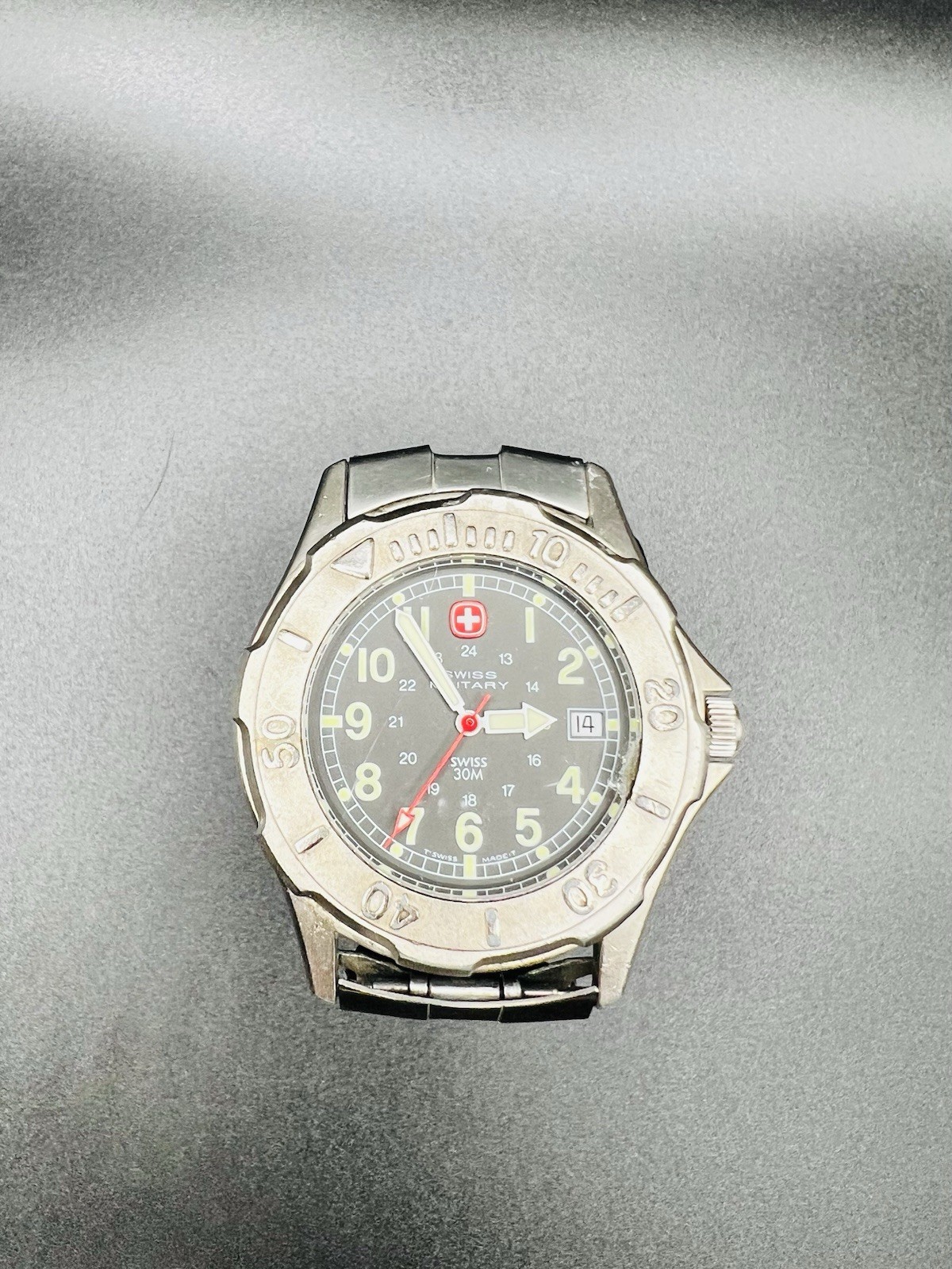 USED Swiss Military Style Men’s Watch – Stainless Steel – Chipped Glass –