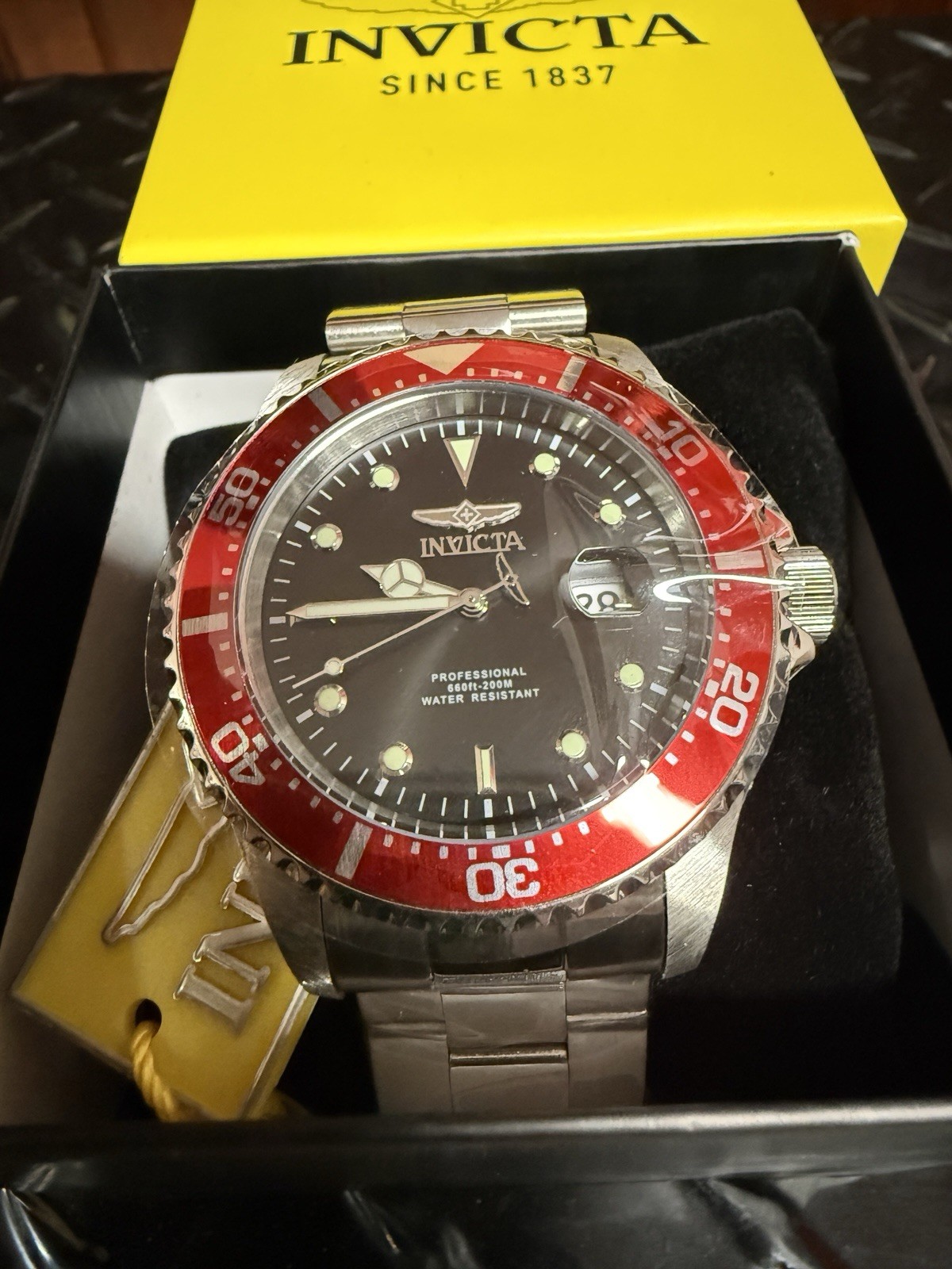 Invicta Pro Diver Men’s Quartz 40mm Black Dial Red Bezel Date 22020