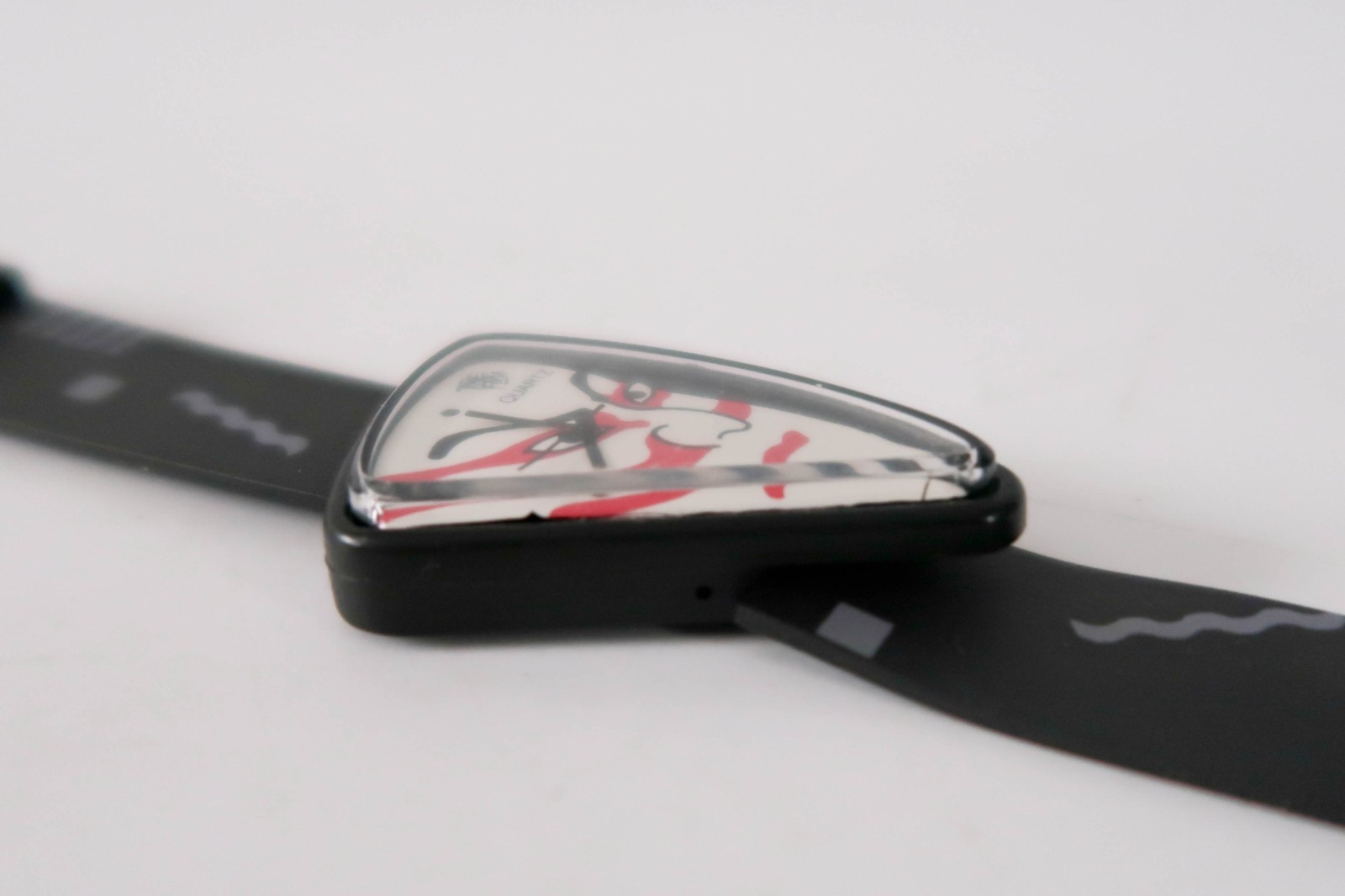 Unique Triangular Watch Features a KABUKI / Kumadori Mask Design