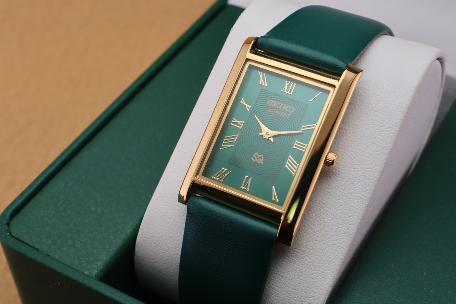Vintage Seiko Slim Quartz Men’s Wrist Watch Green Dial with Green Strap.