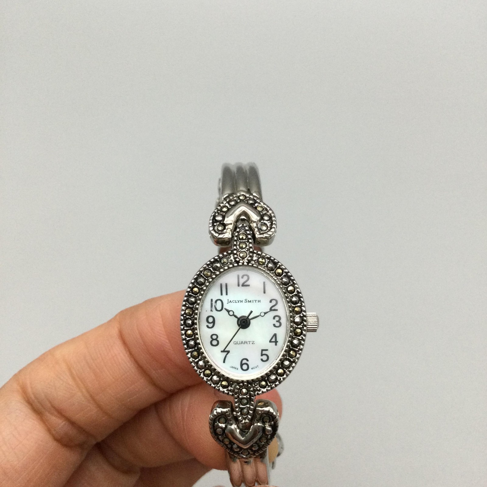 Jaclyn Smith Womens Watch 19mm MOP Silver Tone Hearts Bracelet New Battery 6.25″