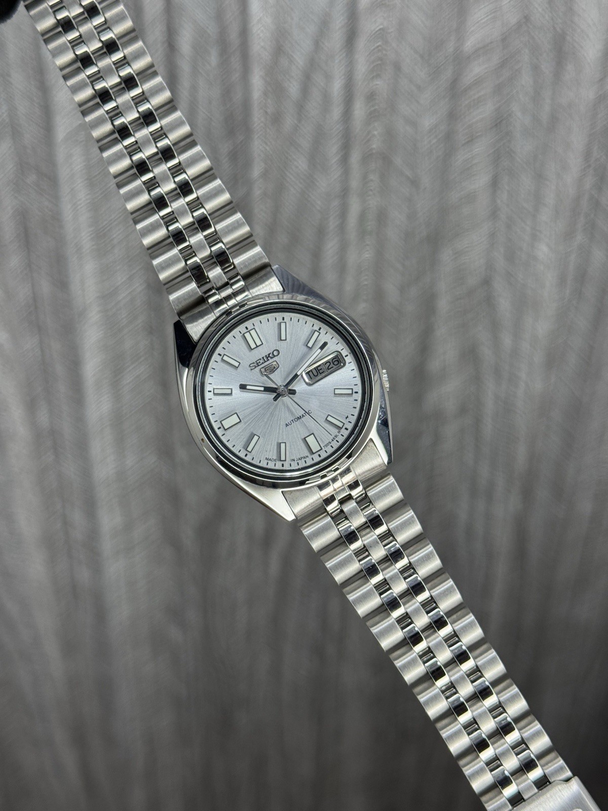 Seiko 5 SNXS73 Automatic 7009-3040 Silver Dial 17 Jewels Men’s Wristwatch Japan.