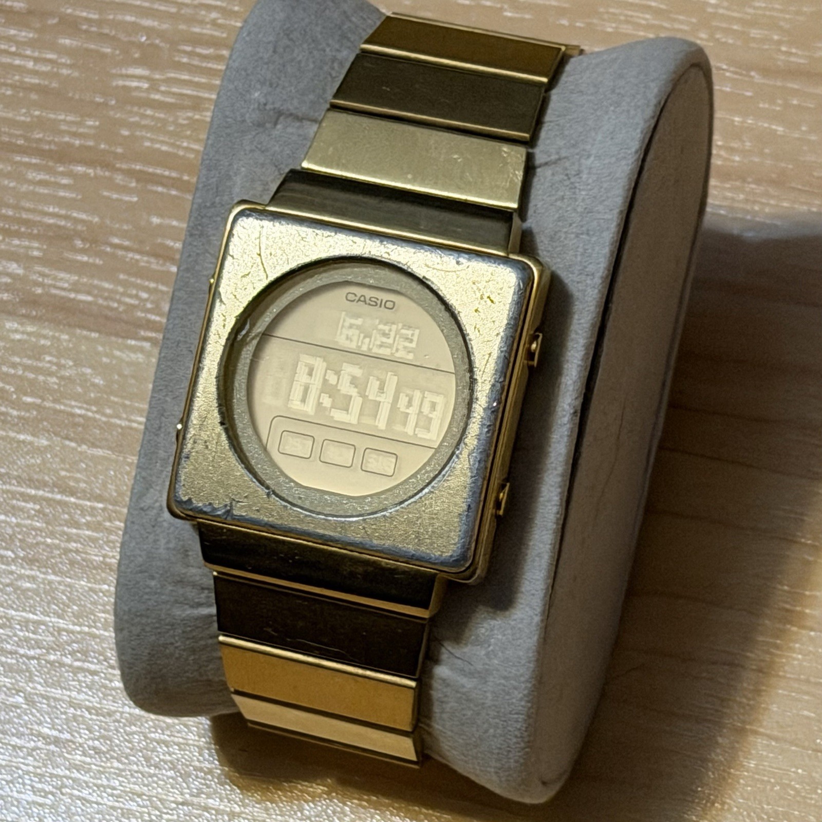 Casio Futurist LA-2002G Vintage Digital Watch 3118 Mod Gold Men’s 2002 *READ*