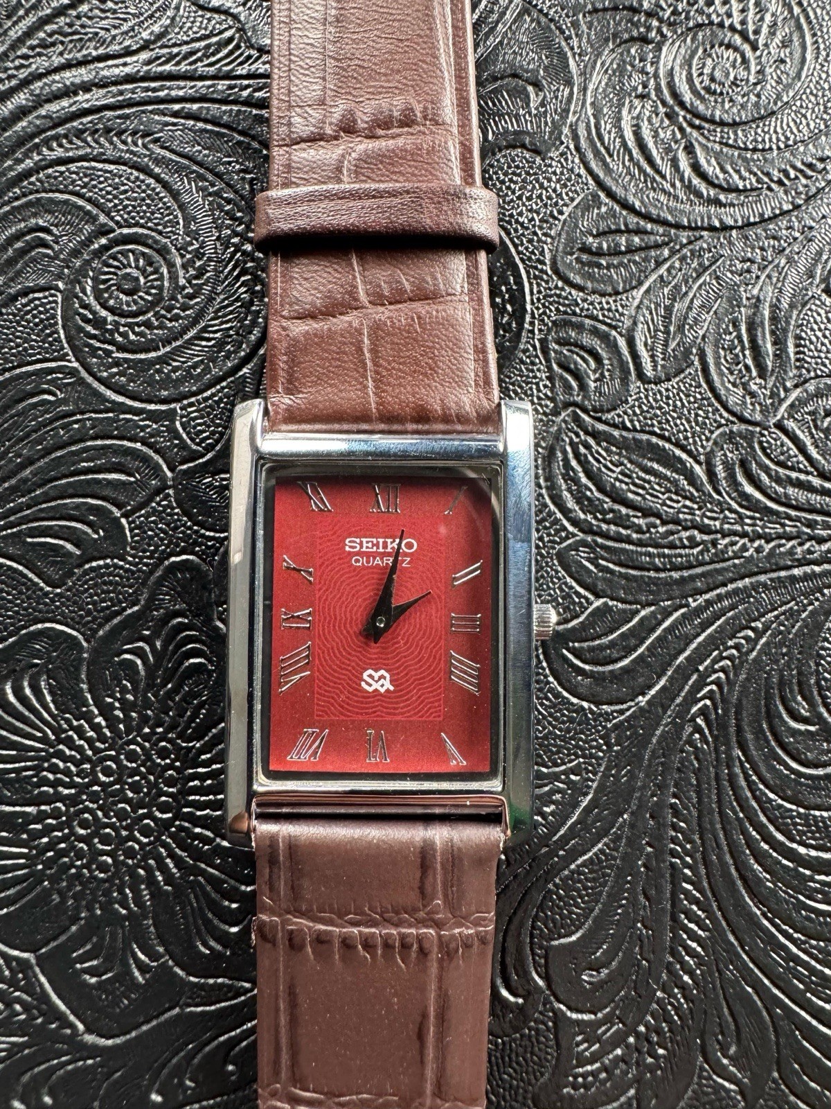 RARE RED DIAL WITH SILVER CASE Vintage Seiko Slim Quartz Men’s Wrist Watch