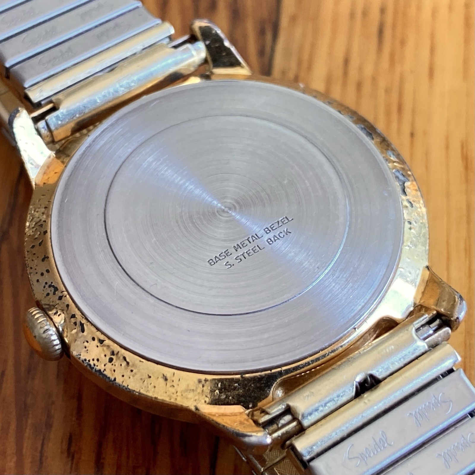 1976 Timex Mercury Day/Date Men’s 35mm Vintage Mechanical Watch Gold Tone