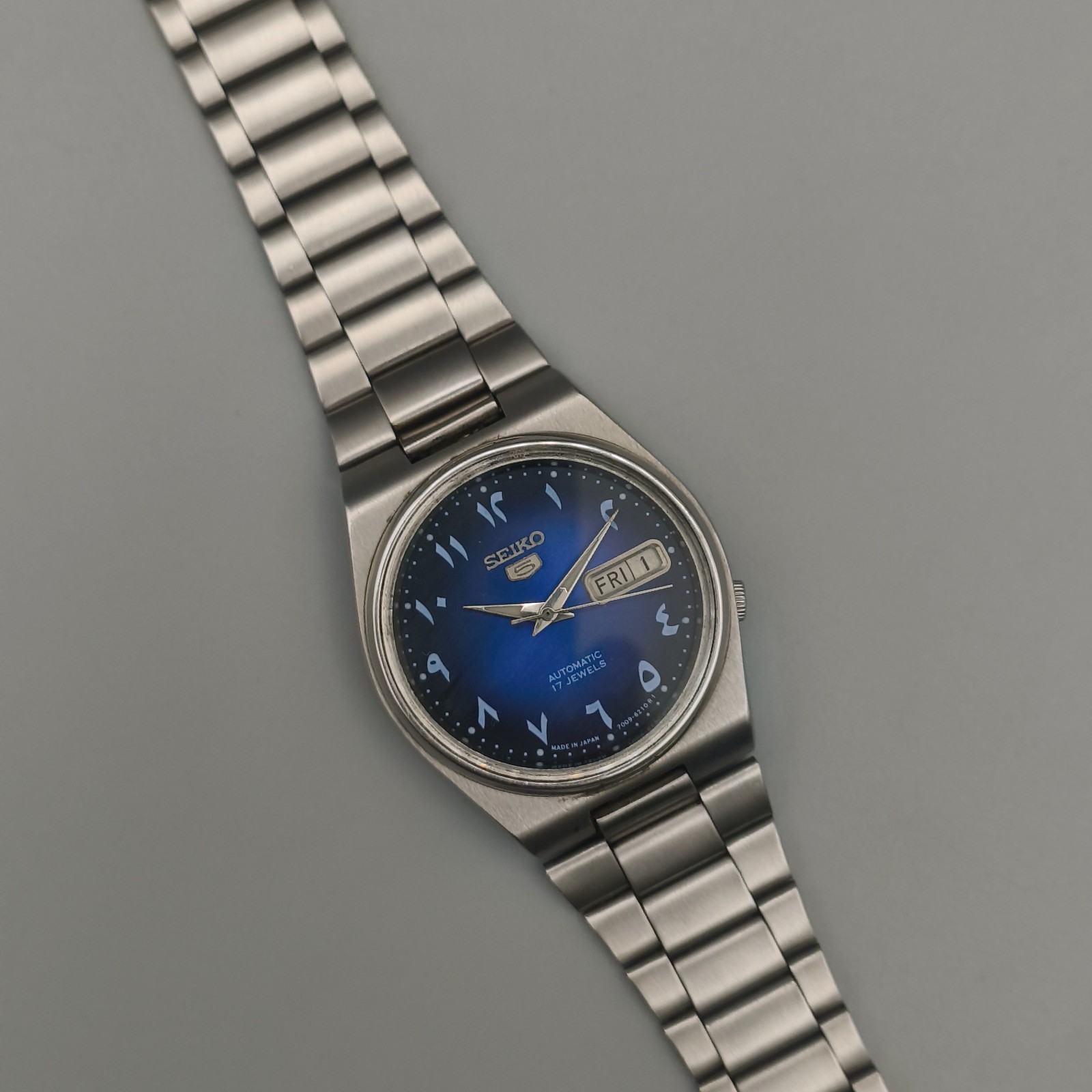Vintage Seiko 5 Automatic 7009 Mens Watch Blue Arabic Dial 36 mm Day Date Japan