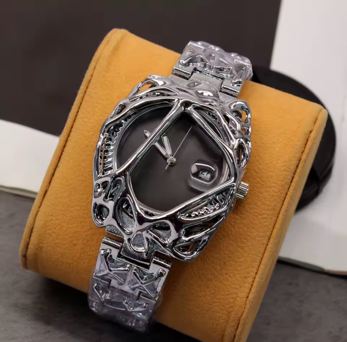 Men’s Metal Steel Watch Y2K Hype Silver Chrome Retro Luxury