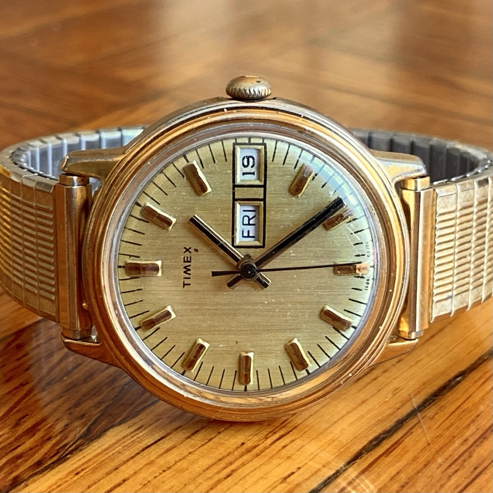 1976 Timex Mercury Day/Date Men’s 35mm Vintage Mechanical Watch Gold Tone