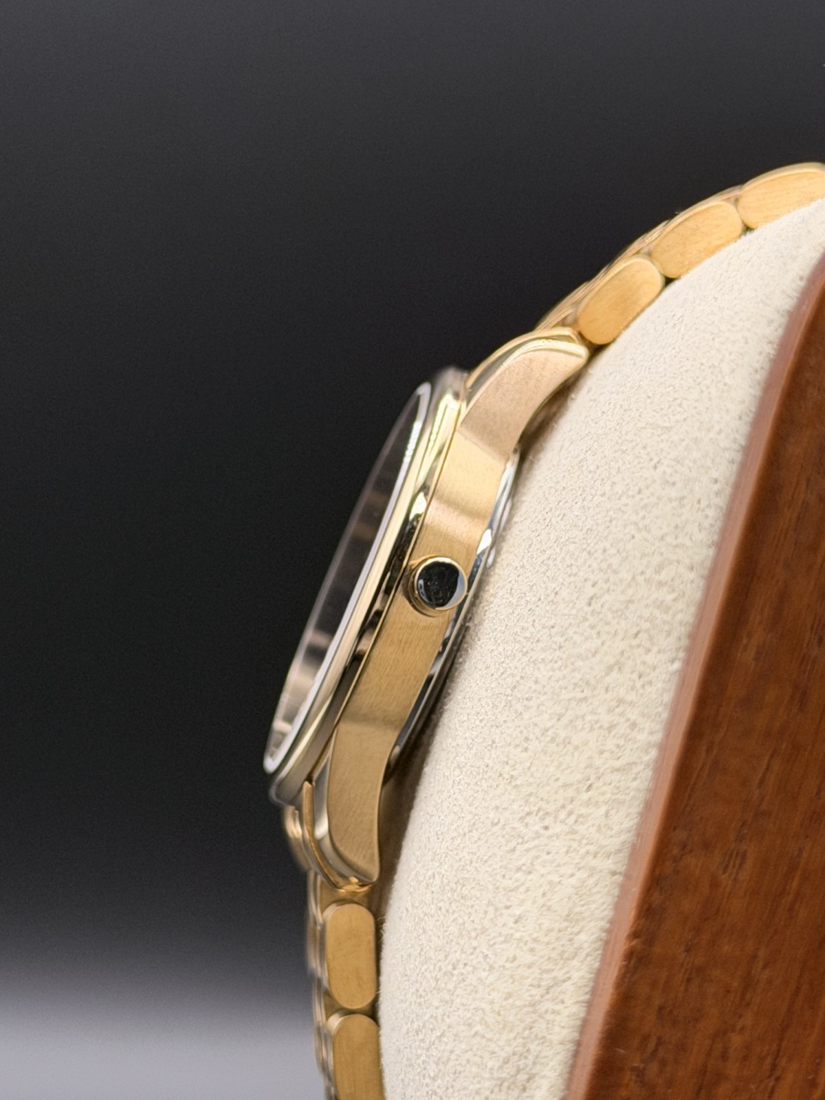 NEW MOVADO MUSEUM WOMEN’S GOLD TONE BLACK DIAL 28MM WATCH 0607005