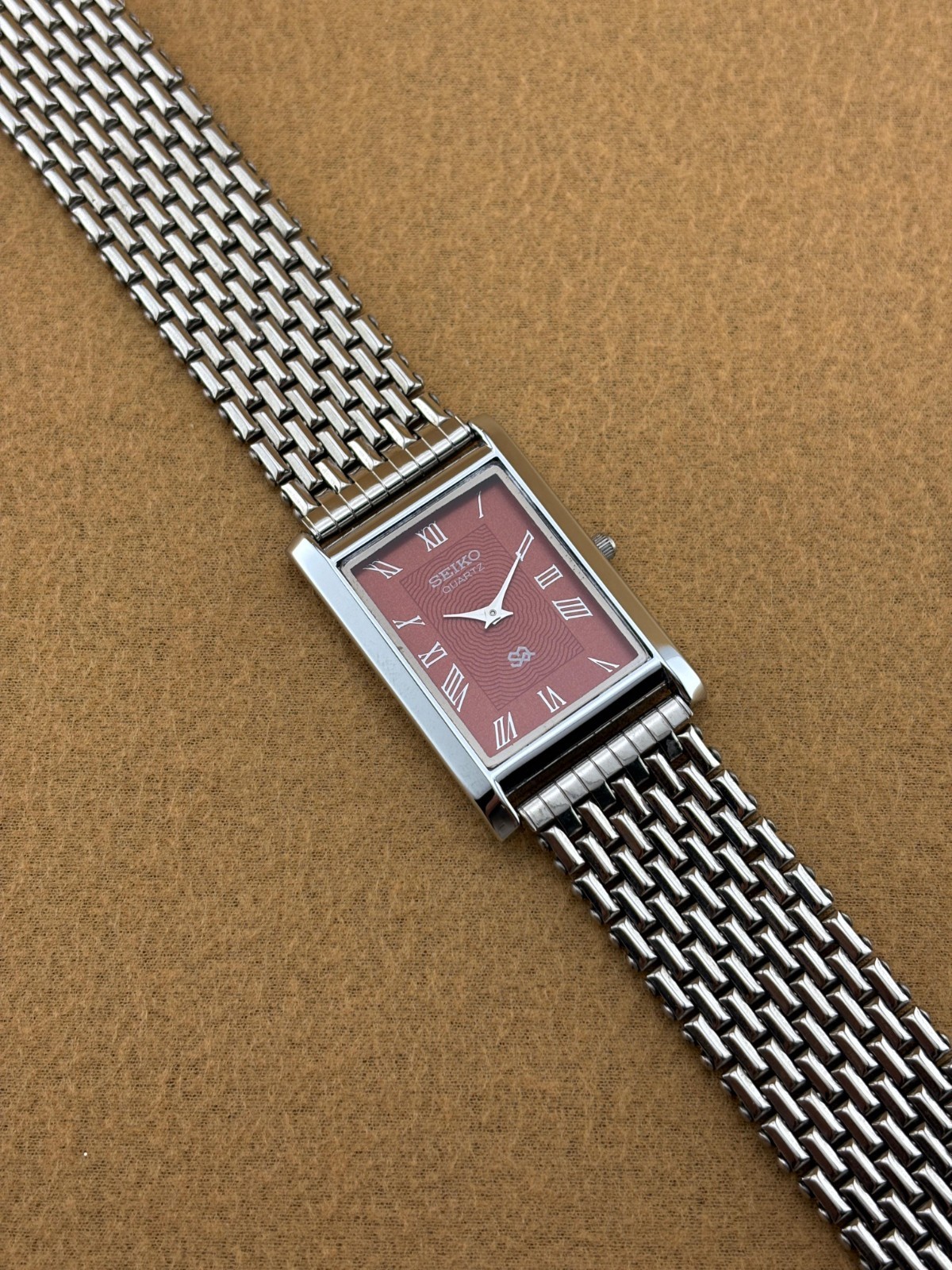 RARE RED SILVER Vintage Seiko Slim Quartz Men’s Wristwatch