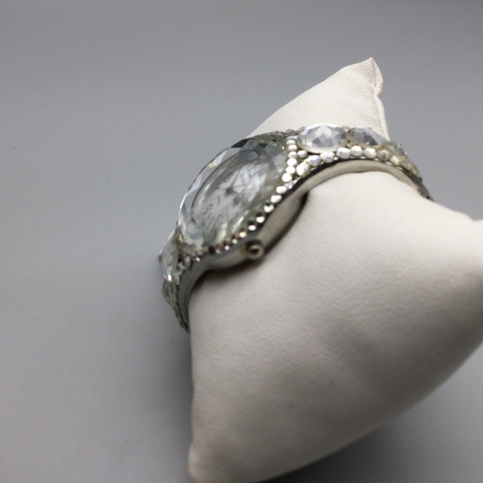 Geneva Watch Womens 33mm Silver Tone Crystals Hinged Bangle New Battery