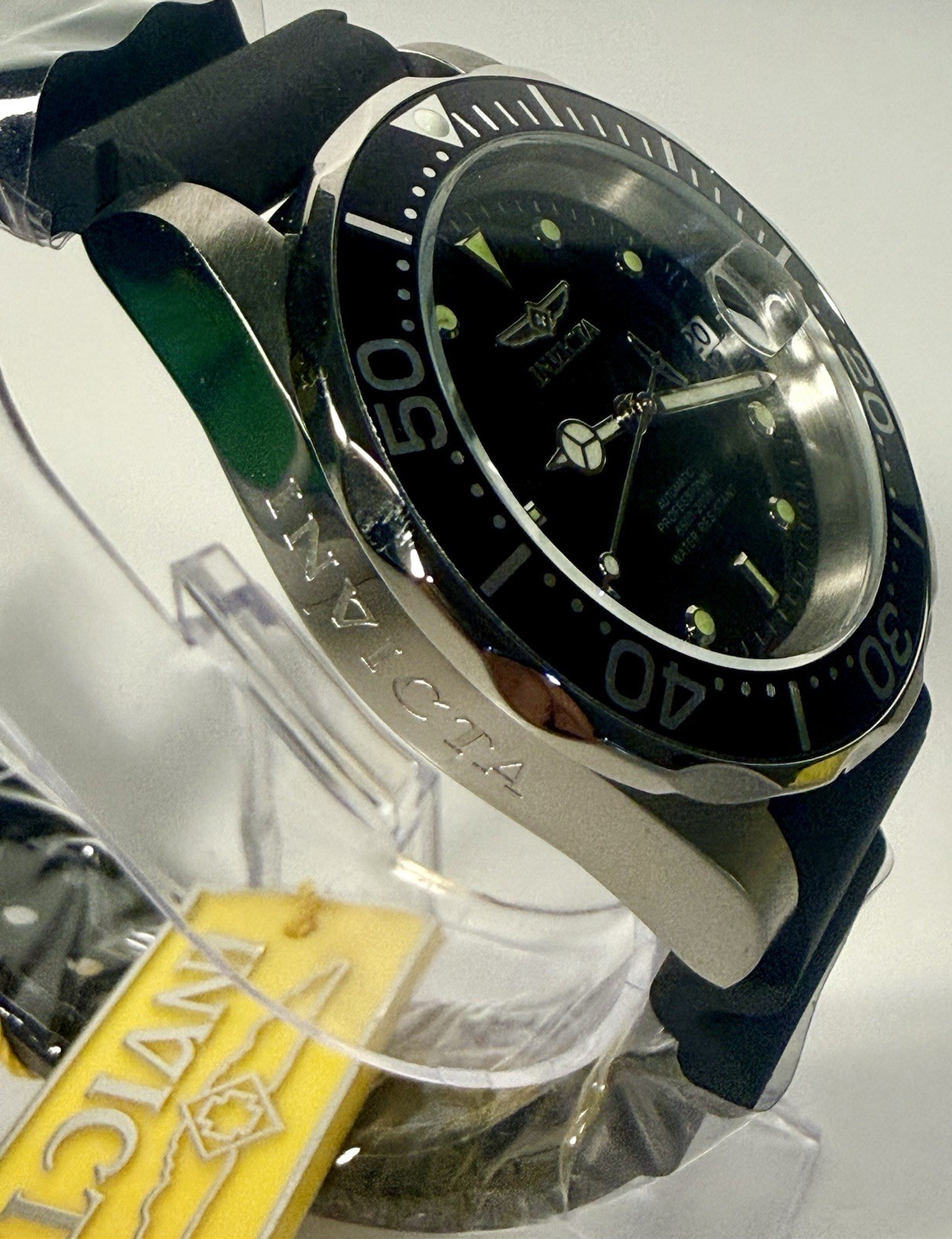 BUNDLE Invicta Pro Diver 9110 Men Automatic NH35A Watch W/ 2 Racing Keychains