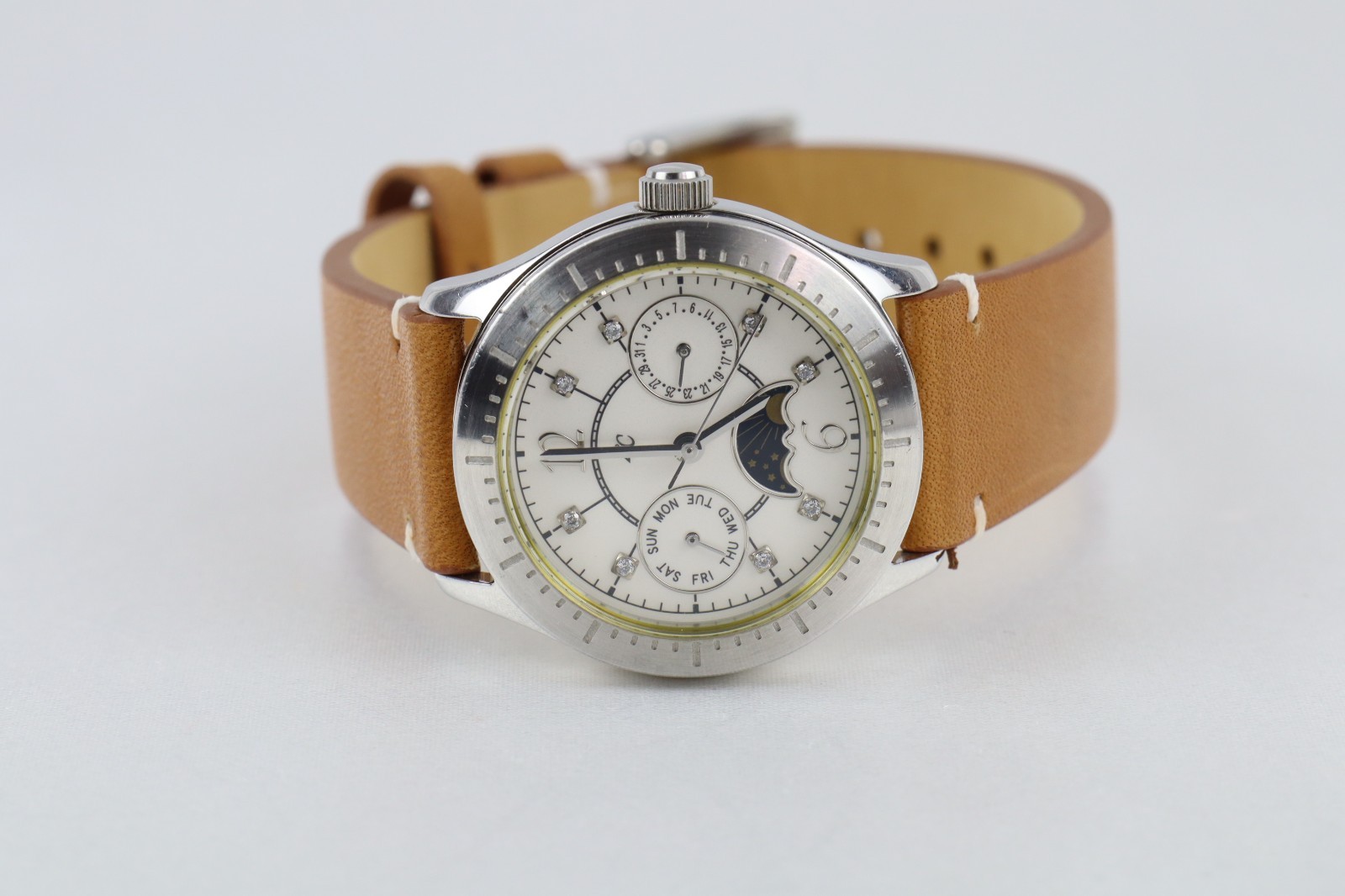 4℃ Moon Phase Watch 32mm White Dial with Rhinestone Accents Made in Japan