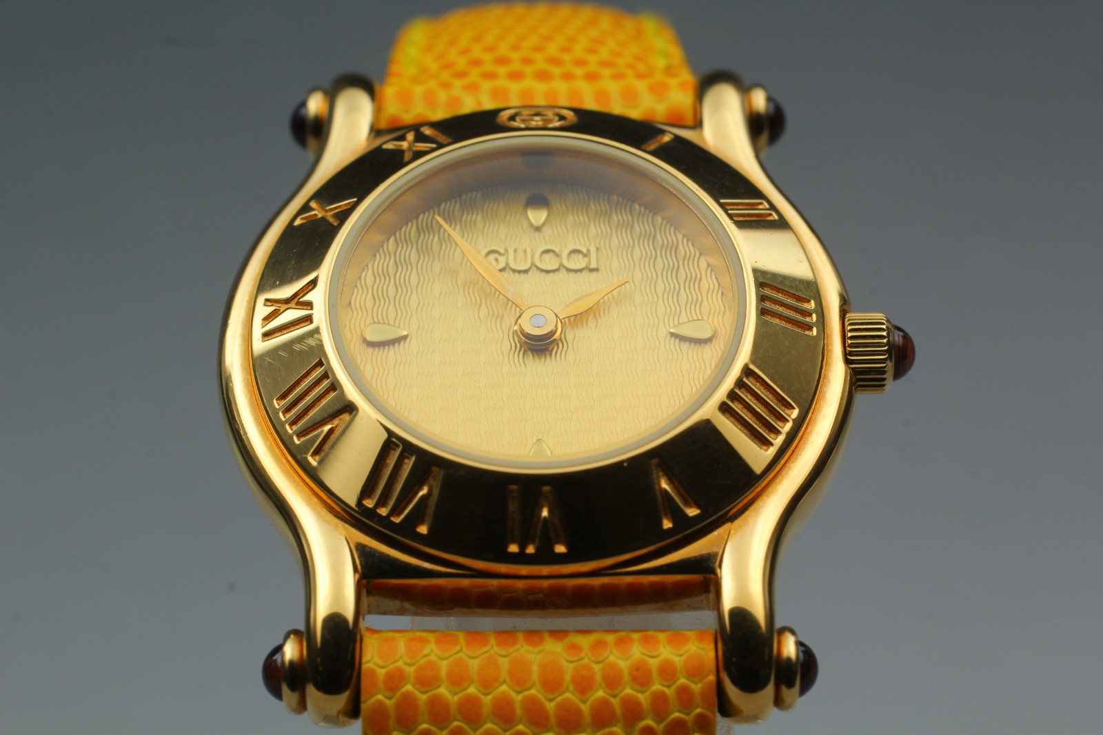 [Near MINT w/ Box] Vintage Gucci 6500L 27mm Gold Dial Quartz Women’s Watch