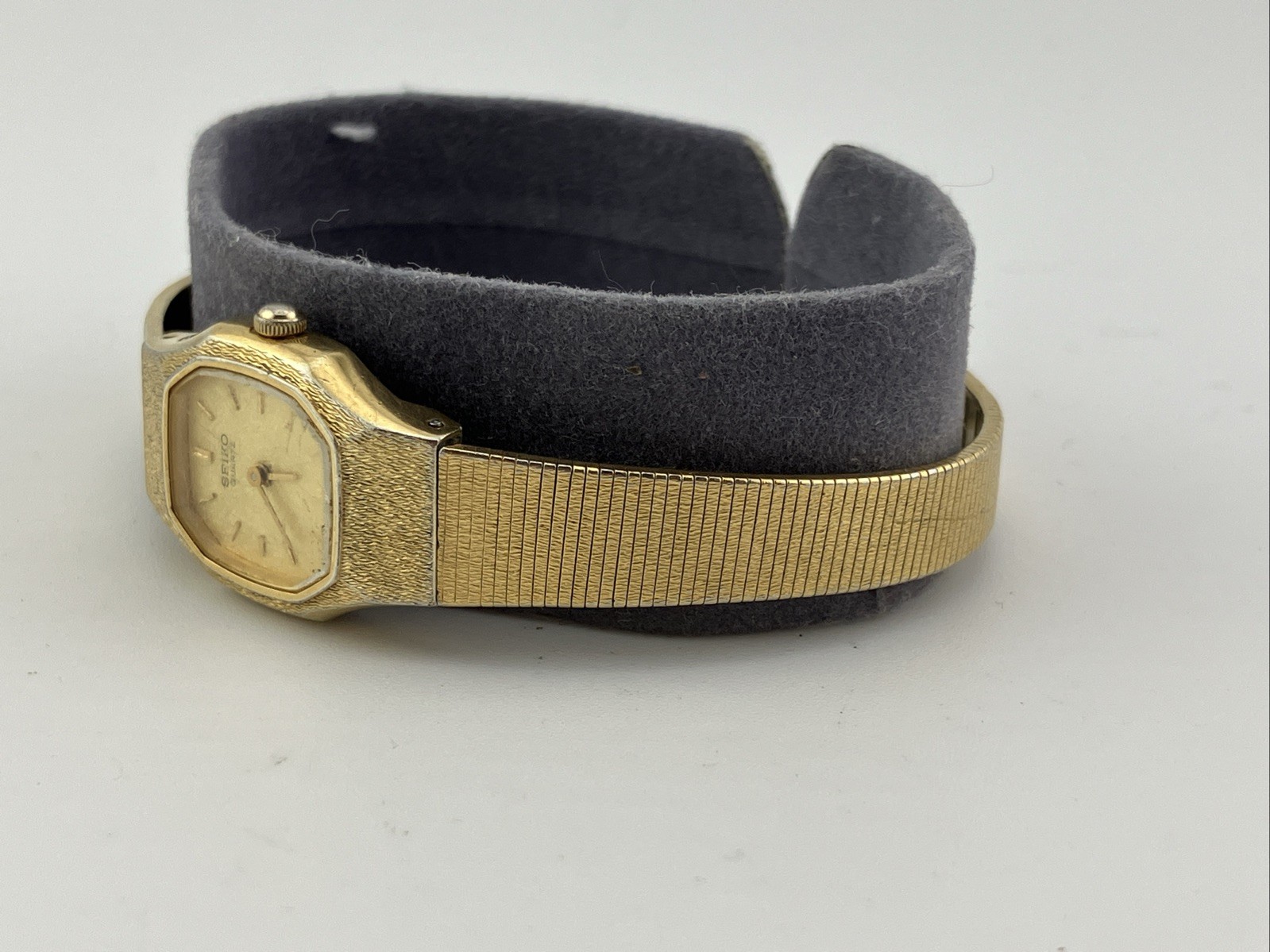 Vtg Seiko Ladies 17mm Watch Gold Tone Hexagonal Gold Dial 6.5″ 2P20-5H39 – RUNS