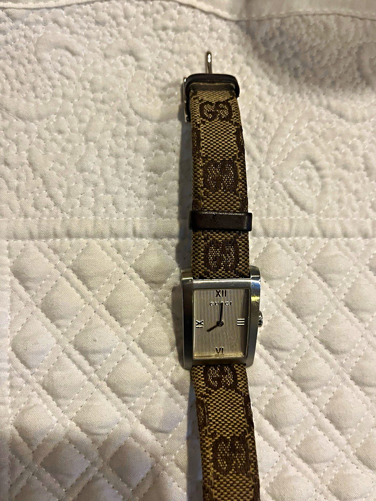 Gucci Womens Quartz Analog Watch Silver Dial Roman Numerals Brown/Beige Strap
