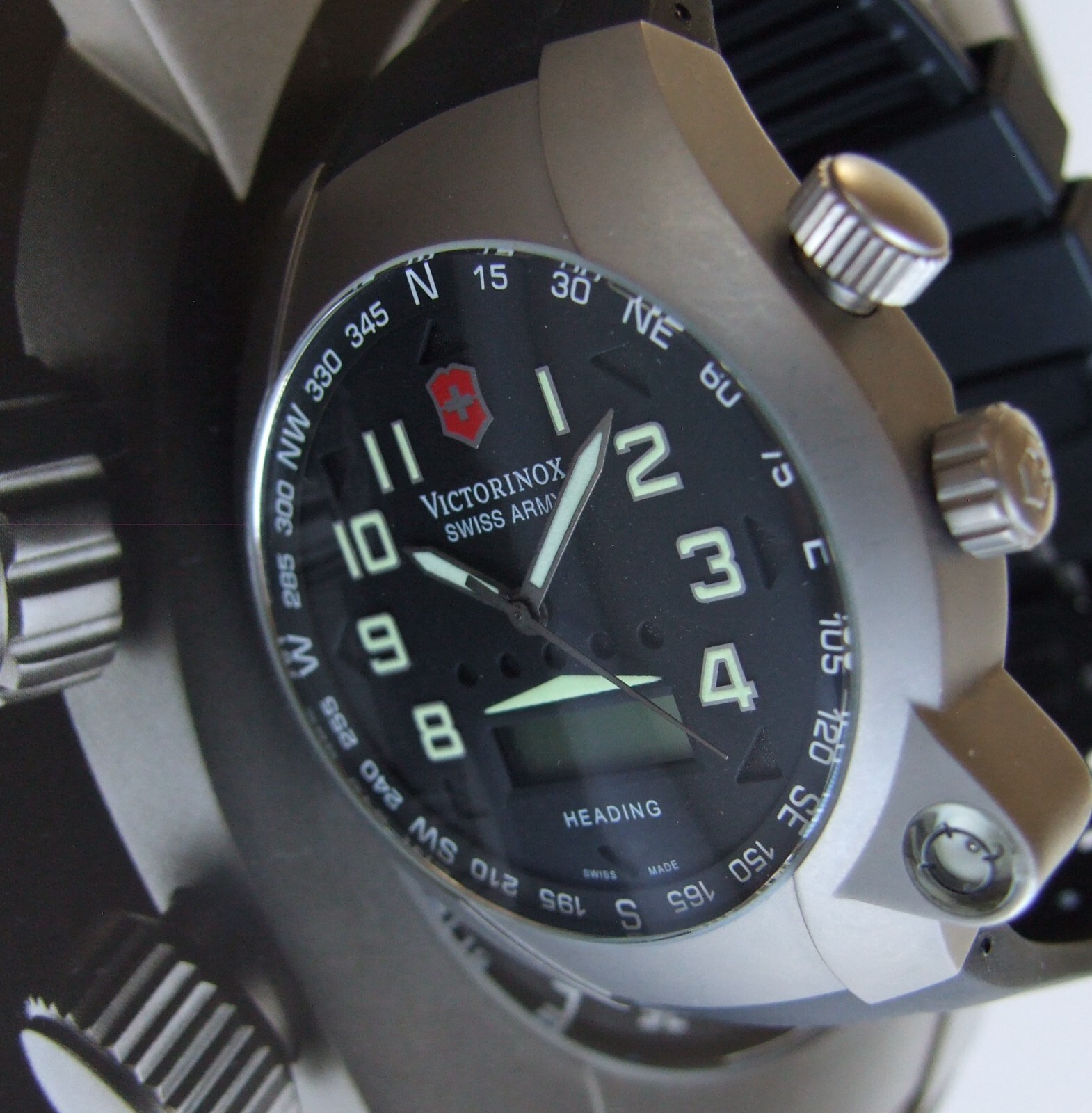 ULTRA RARE SWISS ARMY Men ST5000 LED Digital Compass TITANIUM Watch w/PATHFINDER