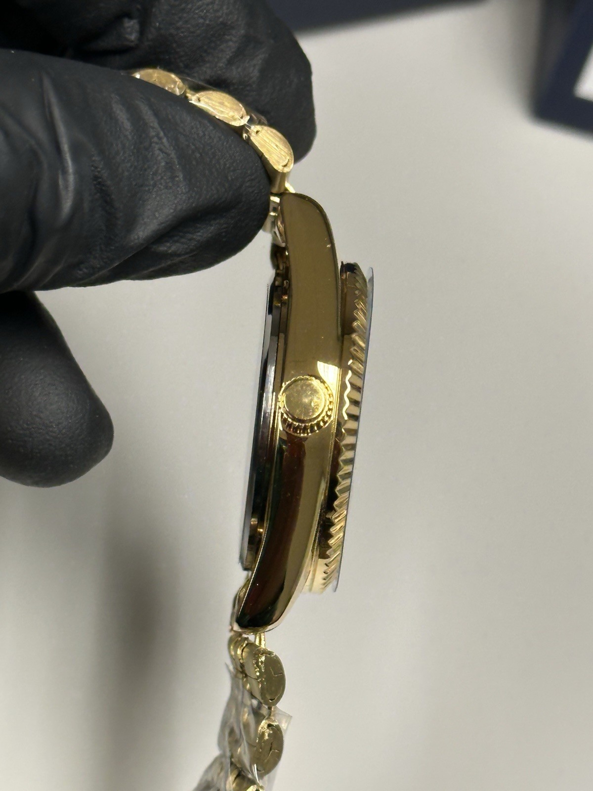 Montres Prestige by Invicta MPW-0269 Diamond Dial Gold-Tone 35mm Dress Watch