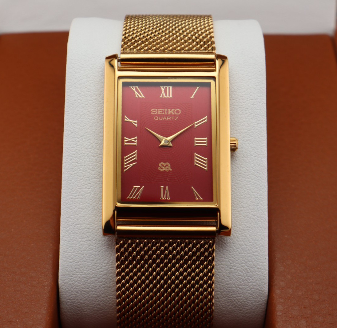 Vintage Seiko Slim Quartz Men’s Wrist Watch Red Dial with Gold Mesh Band.