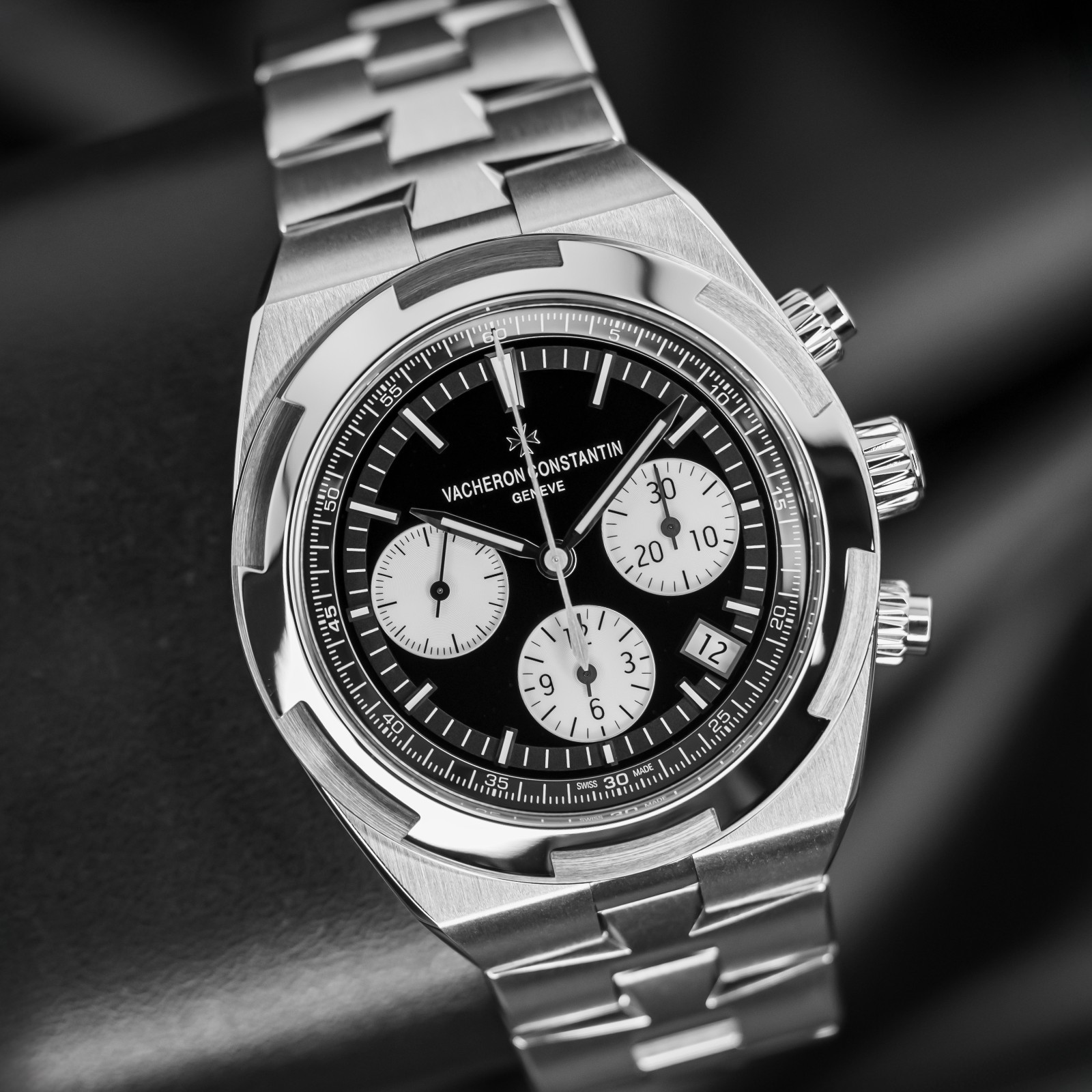 Vacheron Constantin Overseas Men’s Black Watch – 5500V/110A-B481 B&P Excellent