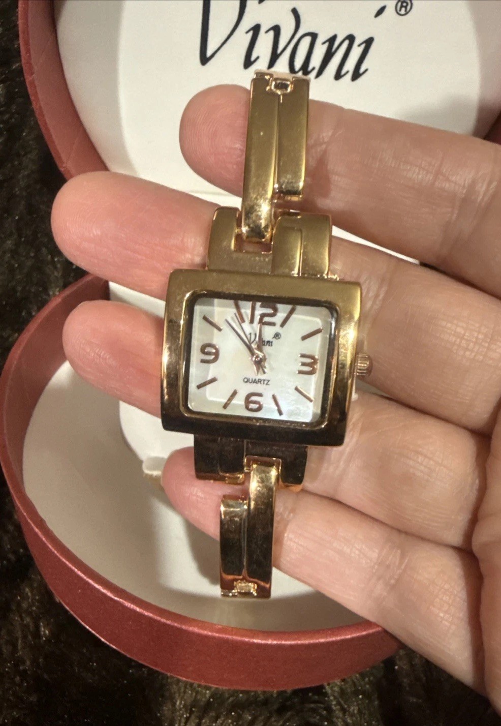 VINTAGE VIVANI WOMEN’S WATCH ROSE GOLD TONE NEW IN BOX ( NEED BATTERIES)