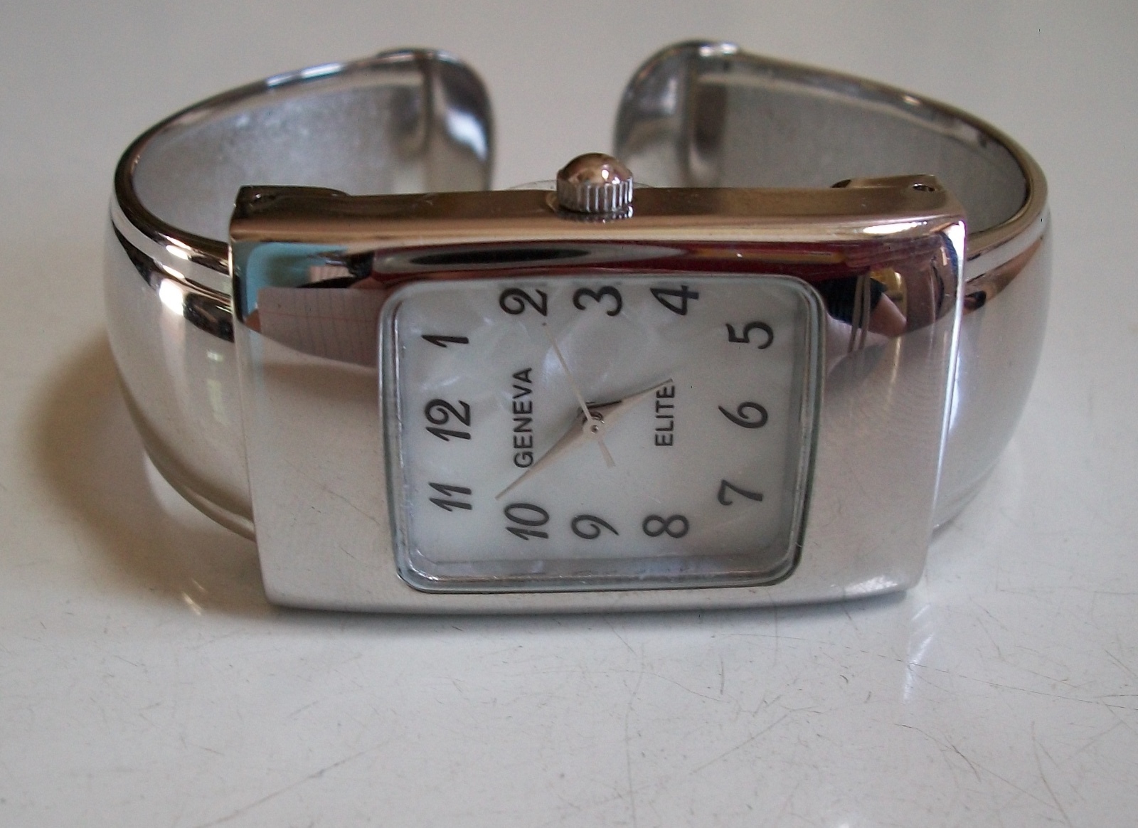 WOMEN’S NUMBER OR PLAIN DIAL LEATHER OR METAL FINISH BANGLE FASHION CASUAL WATCH