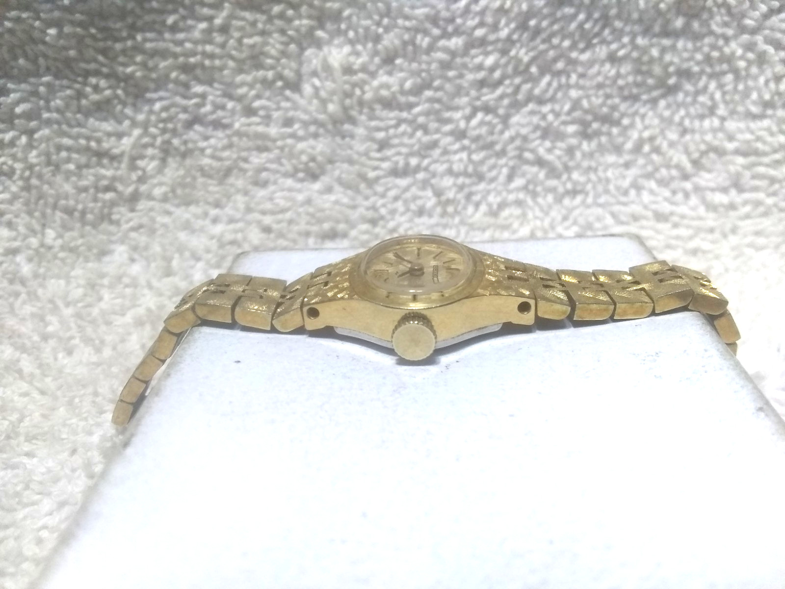 Seiko 11-7619 Ladies Wind Up Watch 17J Gold Etched Dial New Bat Works Great