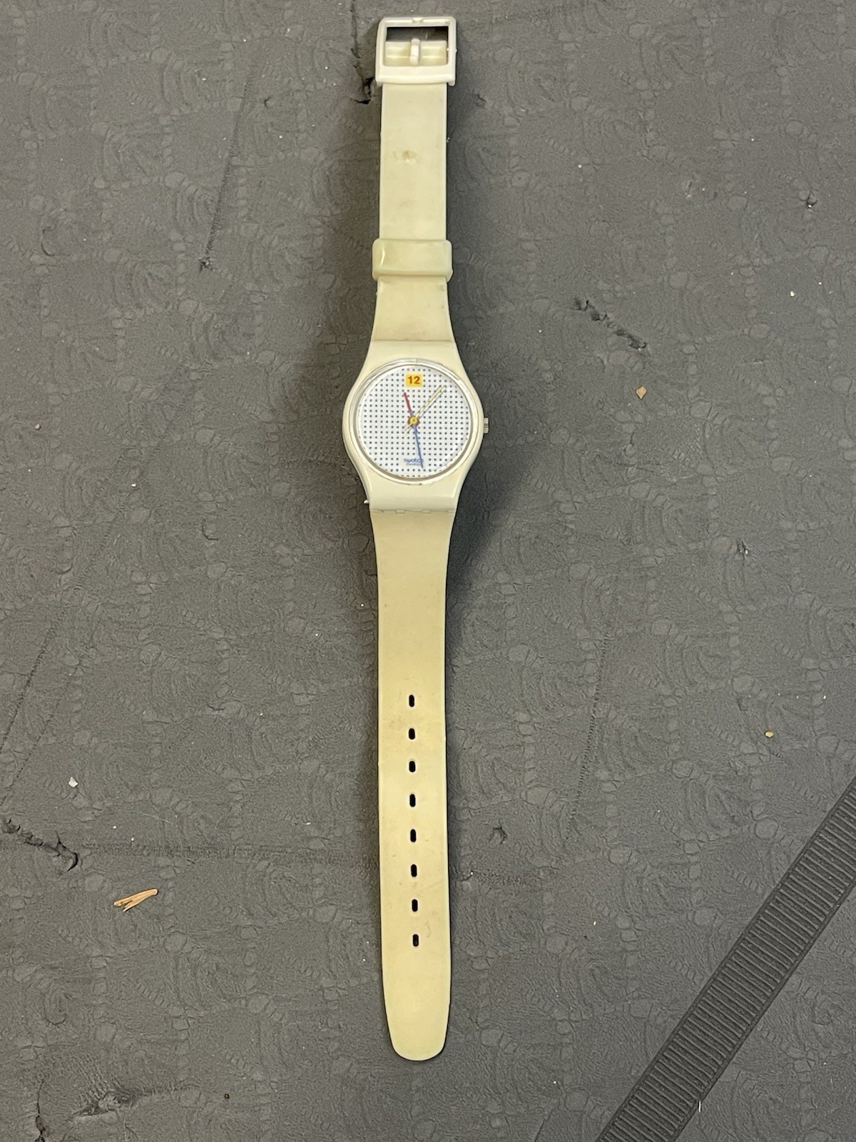 Swatch Watch 1985 Dotted Standard Quartz Wristwatch Swiss Made GW104