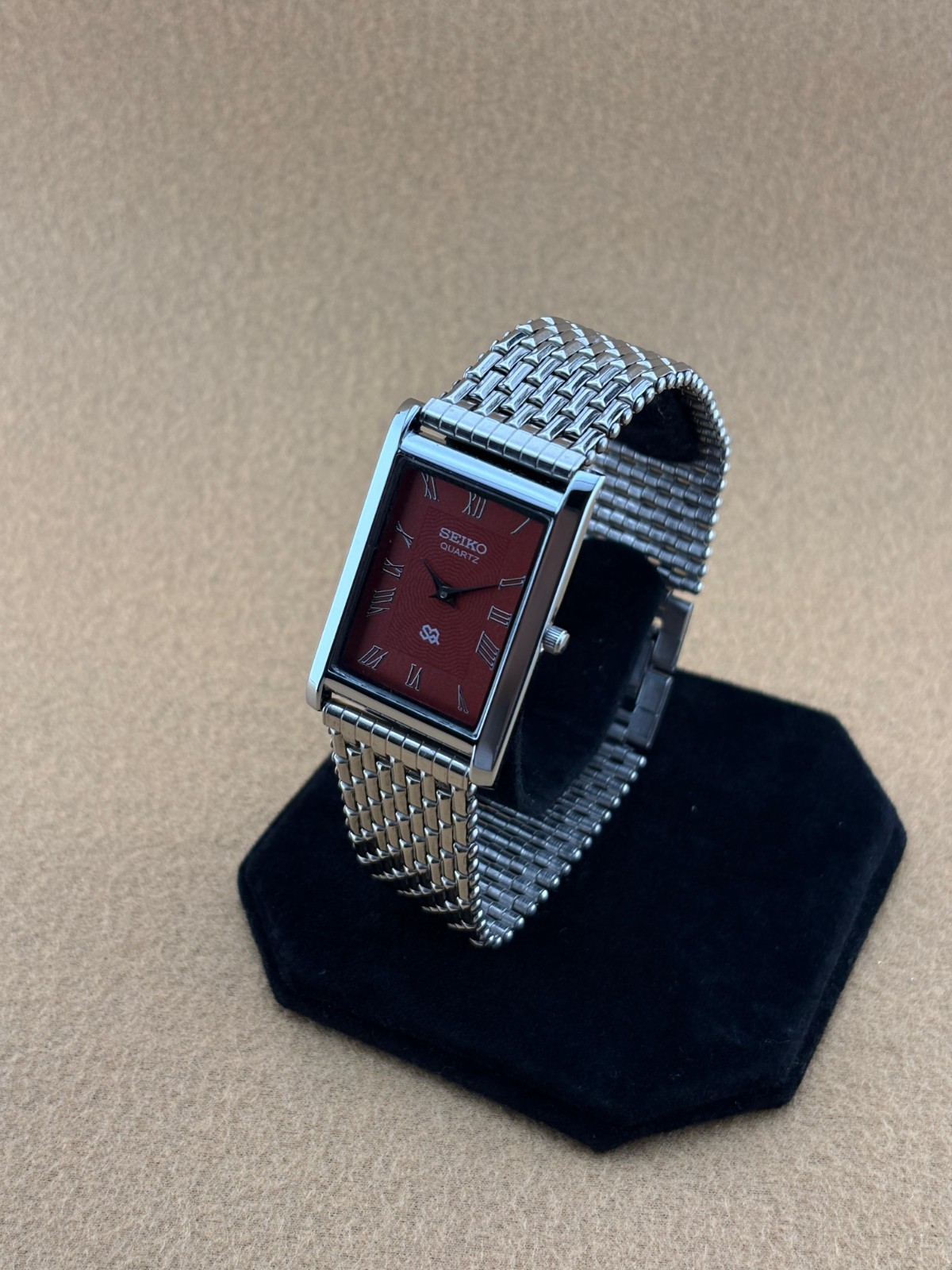RARE RED SILVER Vintage Seiko Slim Quartz Men’s Wristwatch