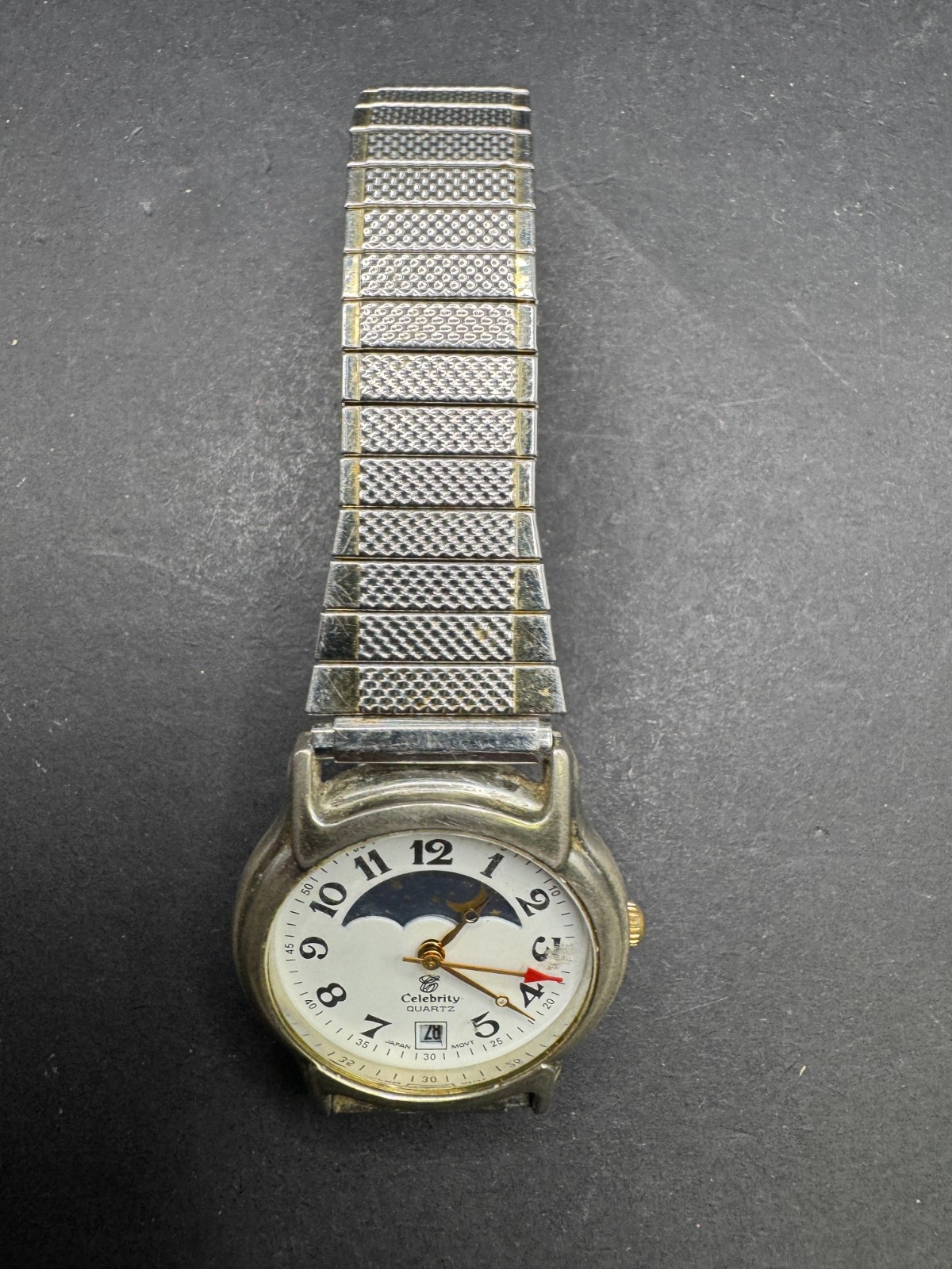Vintage Celebrity Quartz Moonphase Date Watch Silver Tone Stretch Band 33.4MM