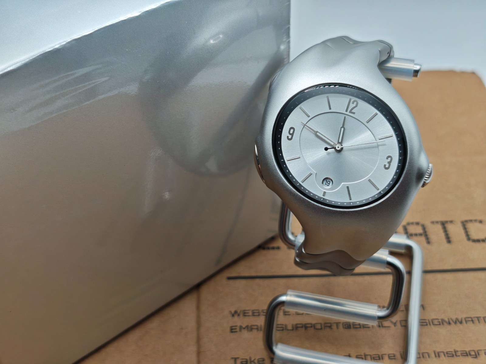 BenlyDesign X5000Q – Möbius-Inspired Retro-Futuristic Quartz Watch