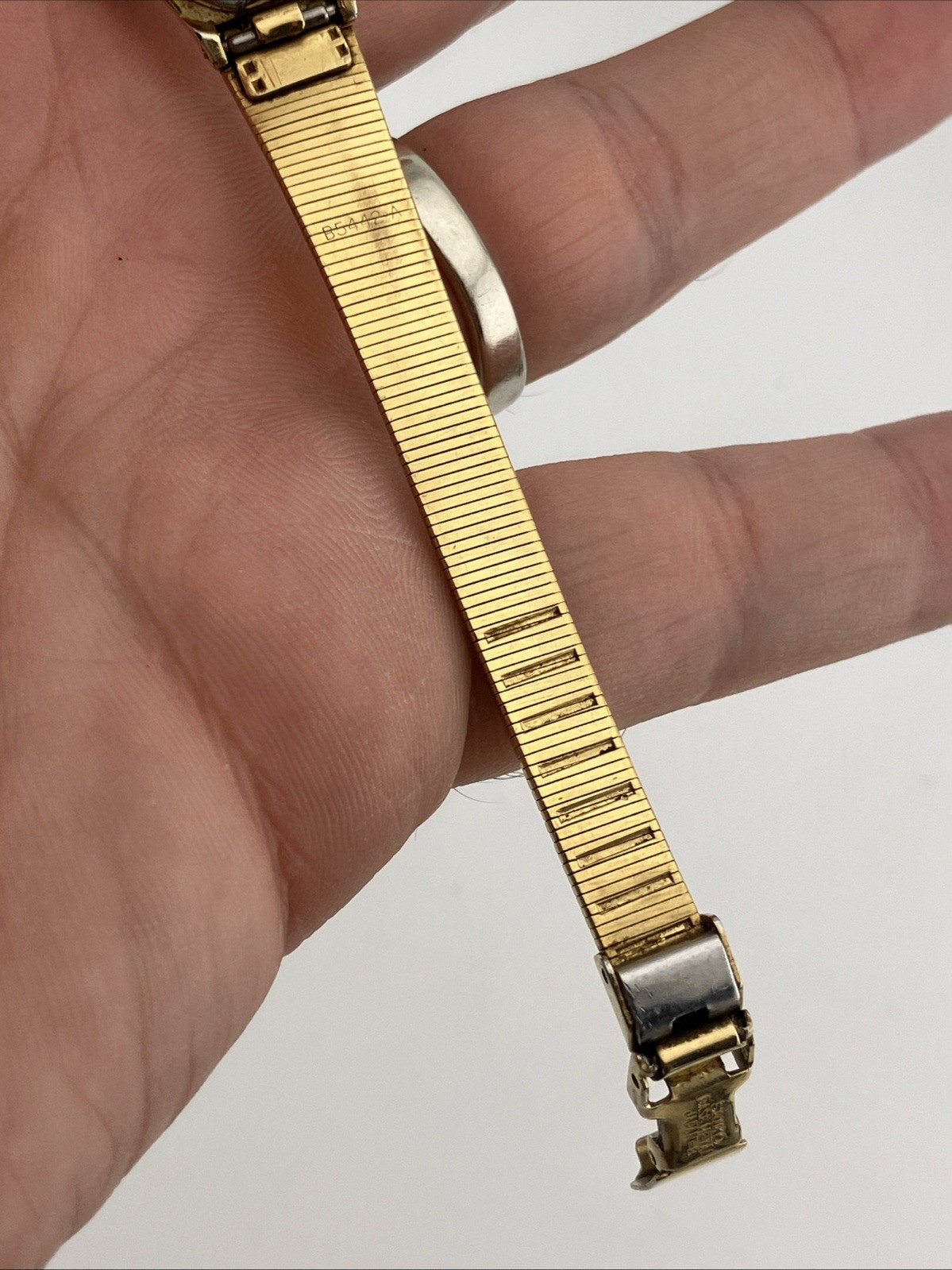 Vtg Seiko Ladies 17mm Watch Gold Tone Hexagonal Gold Dial 6.5″ 2P20-5H39 – RUNS