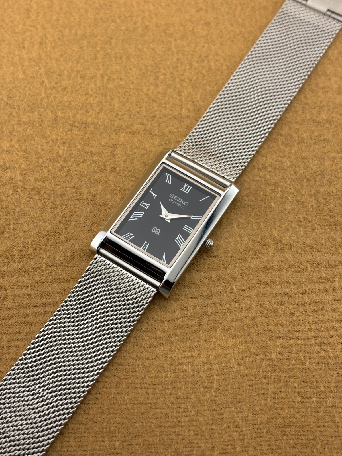 BLACK SILVER Vintage Seiko Slim Quartz Men’s Wristwatch