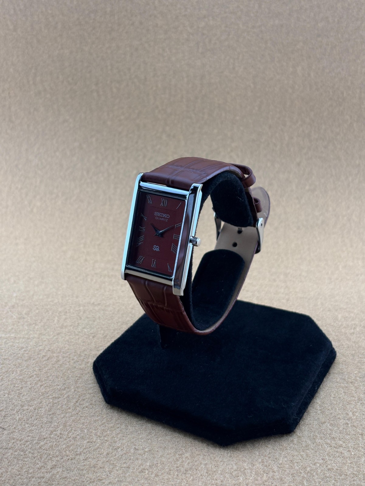 RARE RED SILVER Vintage Seiko Slim Quartz Men’s Wristwatch