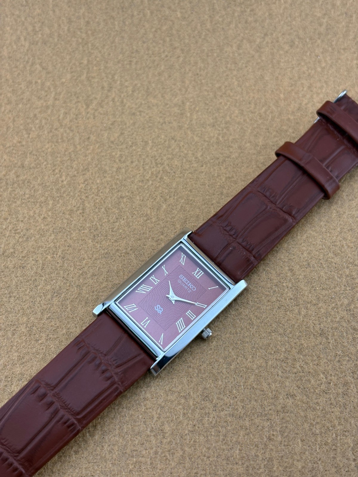 RARE RED SILVER Vintage Seiko Slim Quartz Men’s Wristwatch
