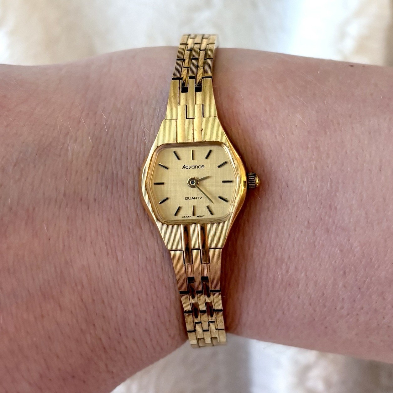 Vtg Advance Ladies 19mm Dainty Watch Gold Tone Champagne Dial 5.5″ – Untested