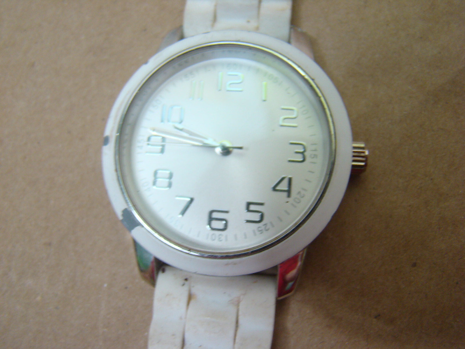 Xhilaration Unisex Men’s Women’s Sporty Watch with White Silicone Band
