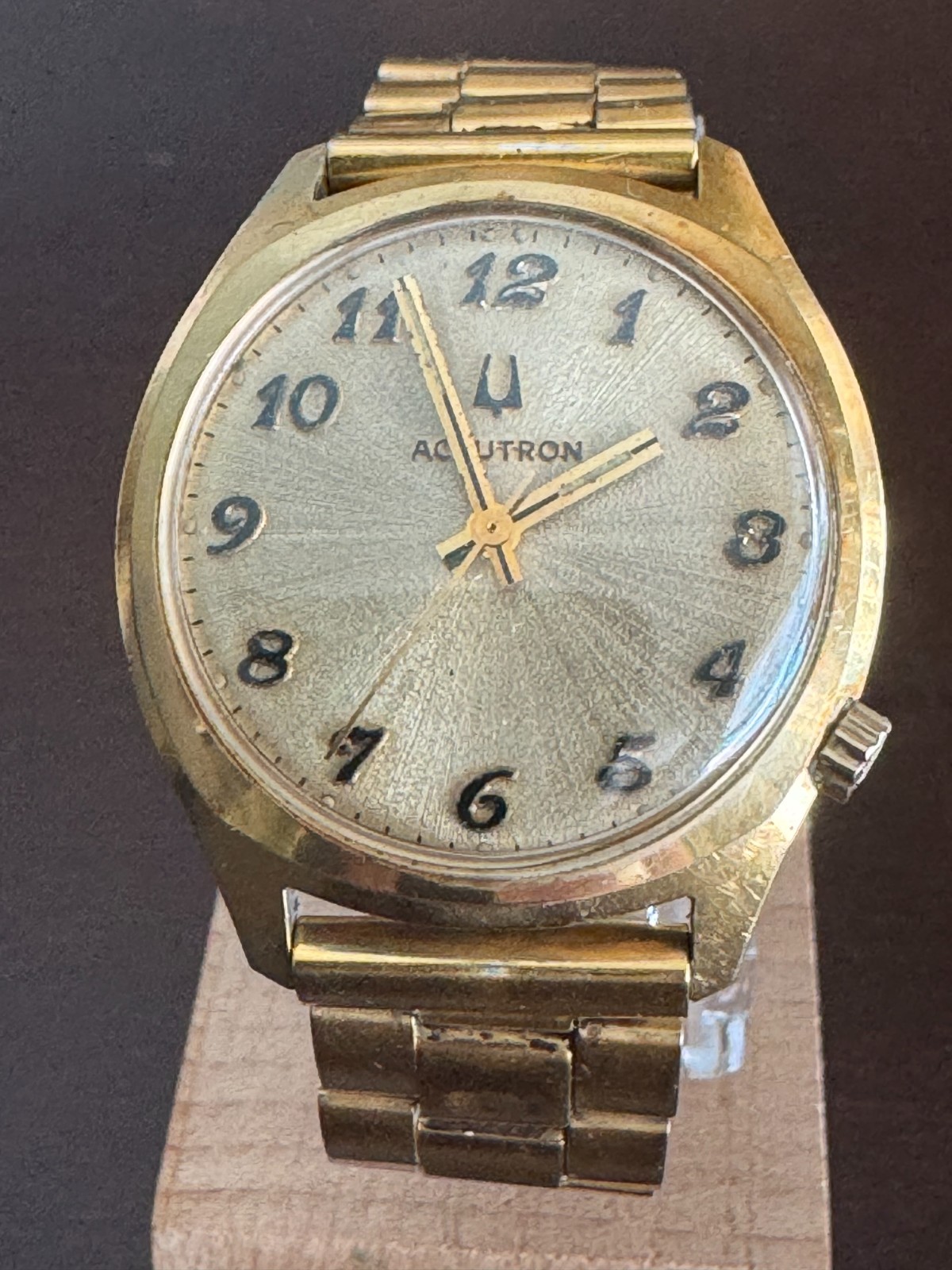VINTAGE MENS BULOVA 218 ACCUTRON WRISTWATCH KEEPING TIME GOLD SUNBURST DIAL