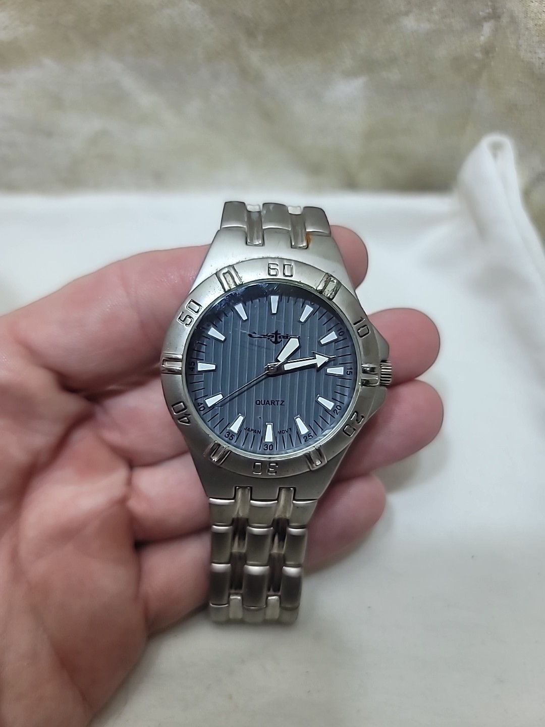 Vintage Captain 33mm Mens Quartz Watch Deployment Clasp Size 5-7.5