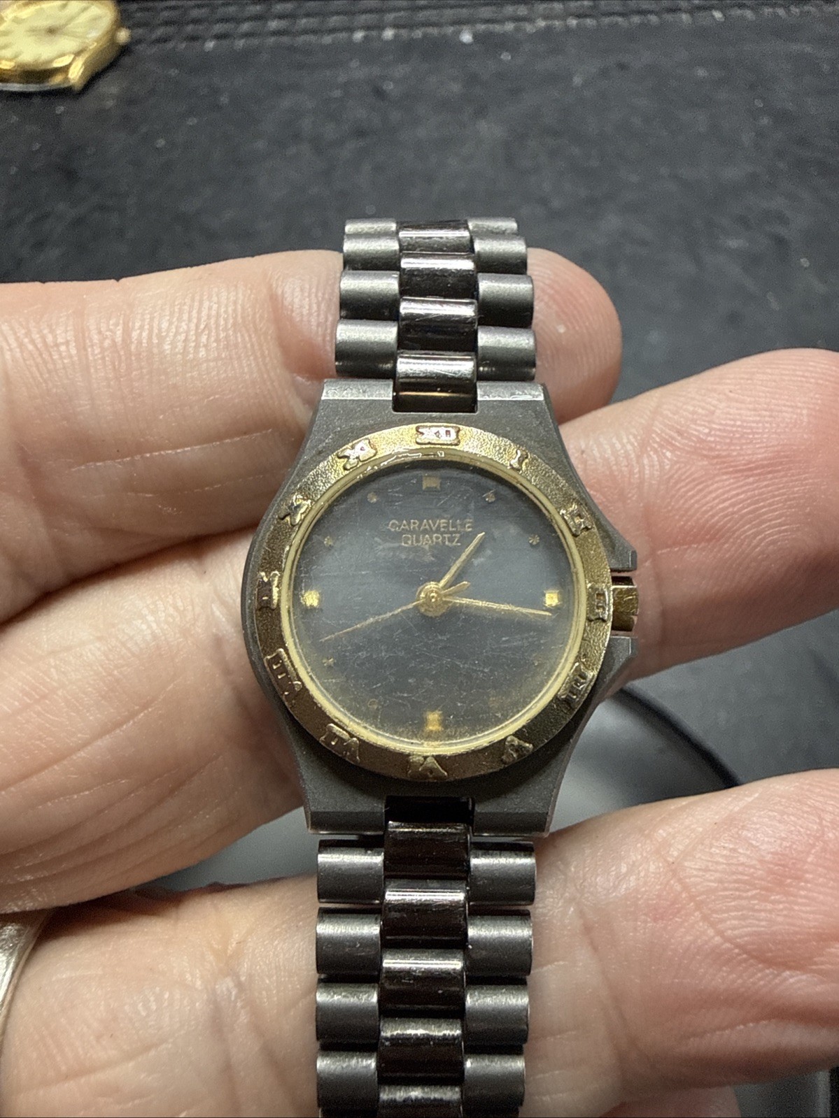 Caravelle Bu BULOVA GRAY DIAL GOLD TONE BEZEL BUTTERFLY CLASP 23MM