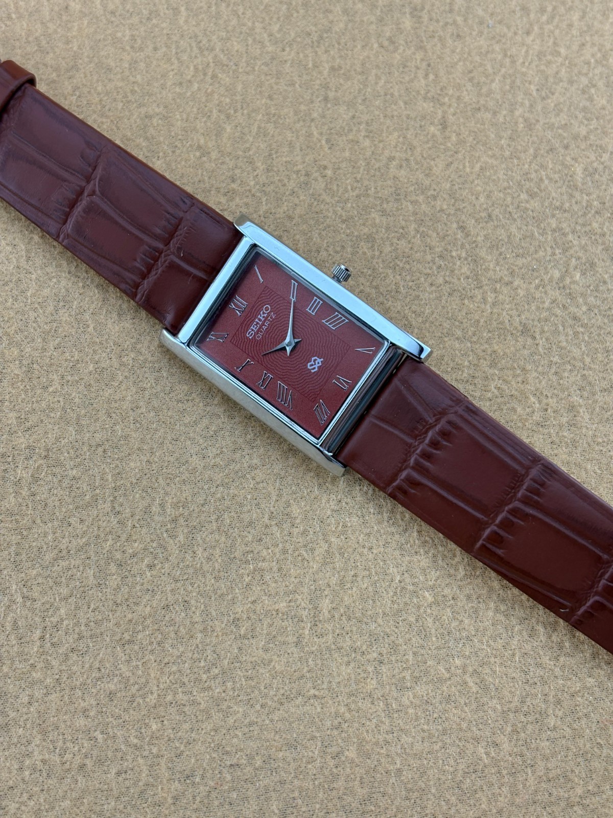 RARE RED SILVER Vintage Seiko Slim Quartz Men’s Wristwatch