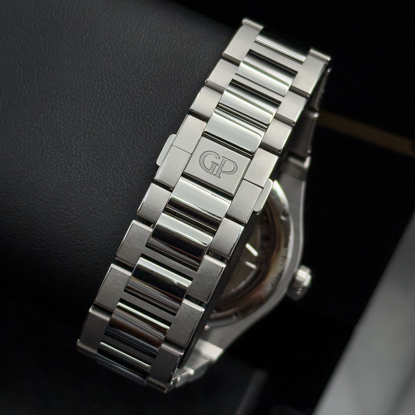 2025 Girard-Perregaux Laureato Green Dail 42mm 81010-11-3153-1CM Complete Set